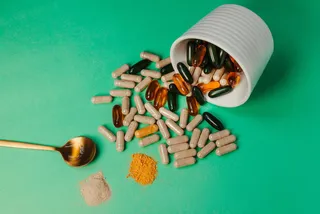 Flacons de ristabil de 10 ml et boîte posés sur fond clair, style photographique net, ambiance pharmacie.